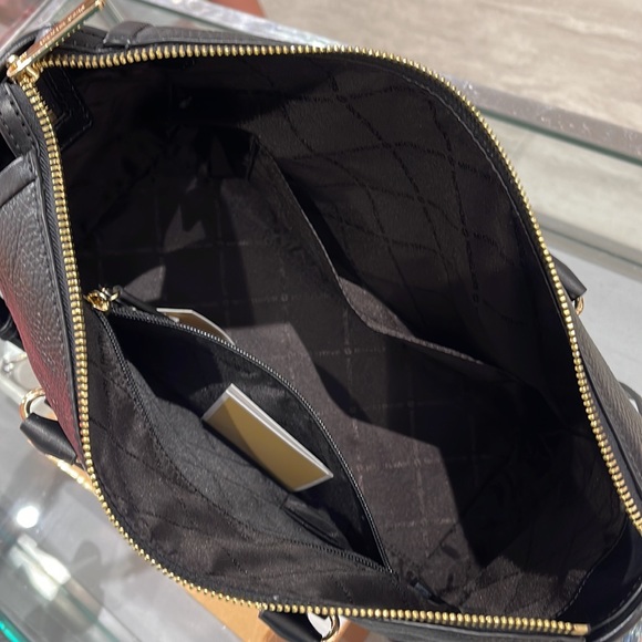 MICHAEL KORS
Carine Large Pebbled Leather Top Zip Satchel
Black
NWT - Picture 13 of 16